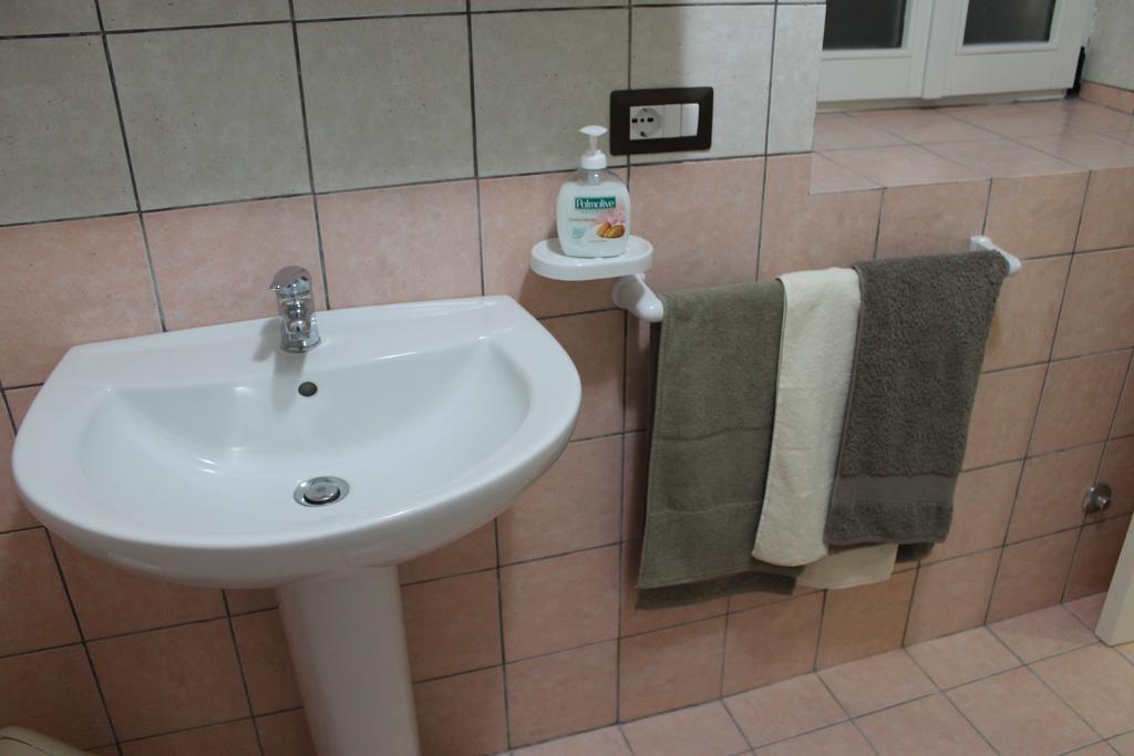 B&B Il Poggetto Serra Sant'Abbondio ห้อง รูปภาพ