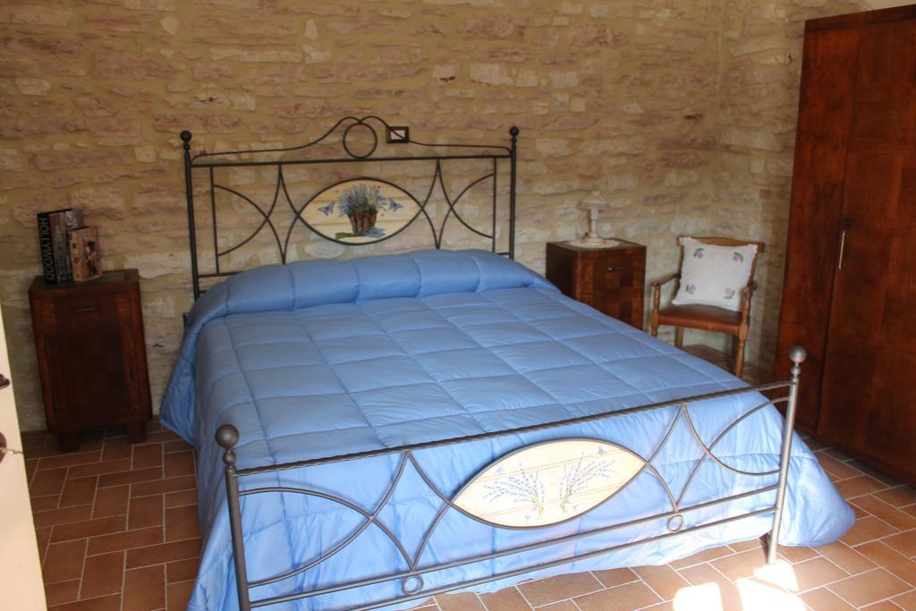 B&B Il Poggetto Serra Sant'Abbondio ห้อง รูปภาพ