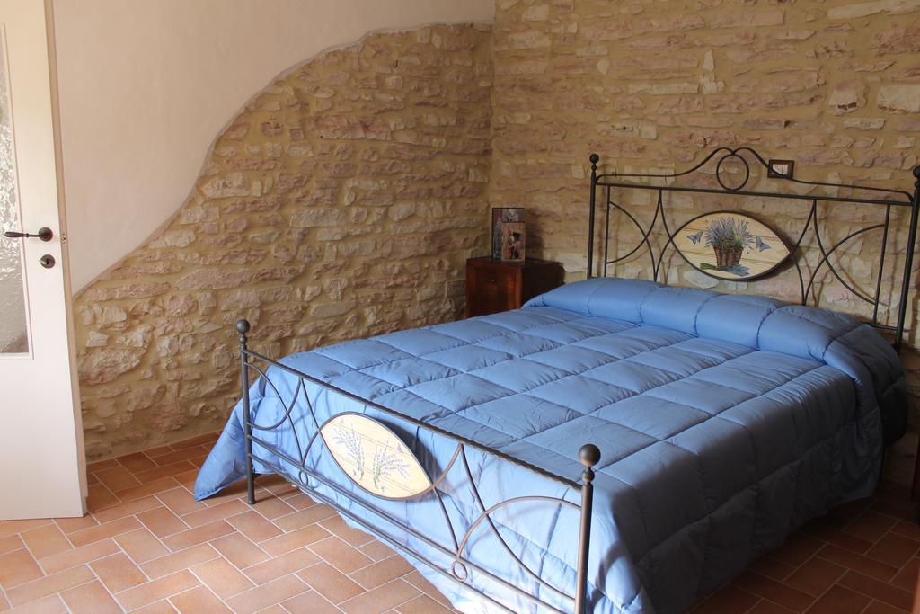 B&B Il Poggetto Serra Sant'Abbondio ห้อง รูปภาพ
